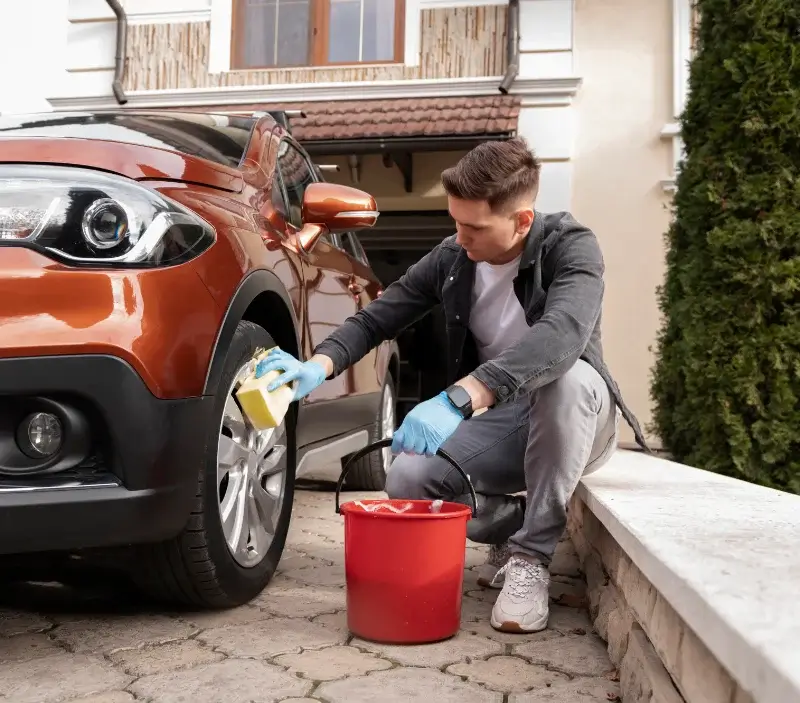Lavage auto à domicile Saint-Julien-de-Cassagnas : professionnel intervenant sur un véhicule